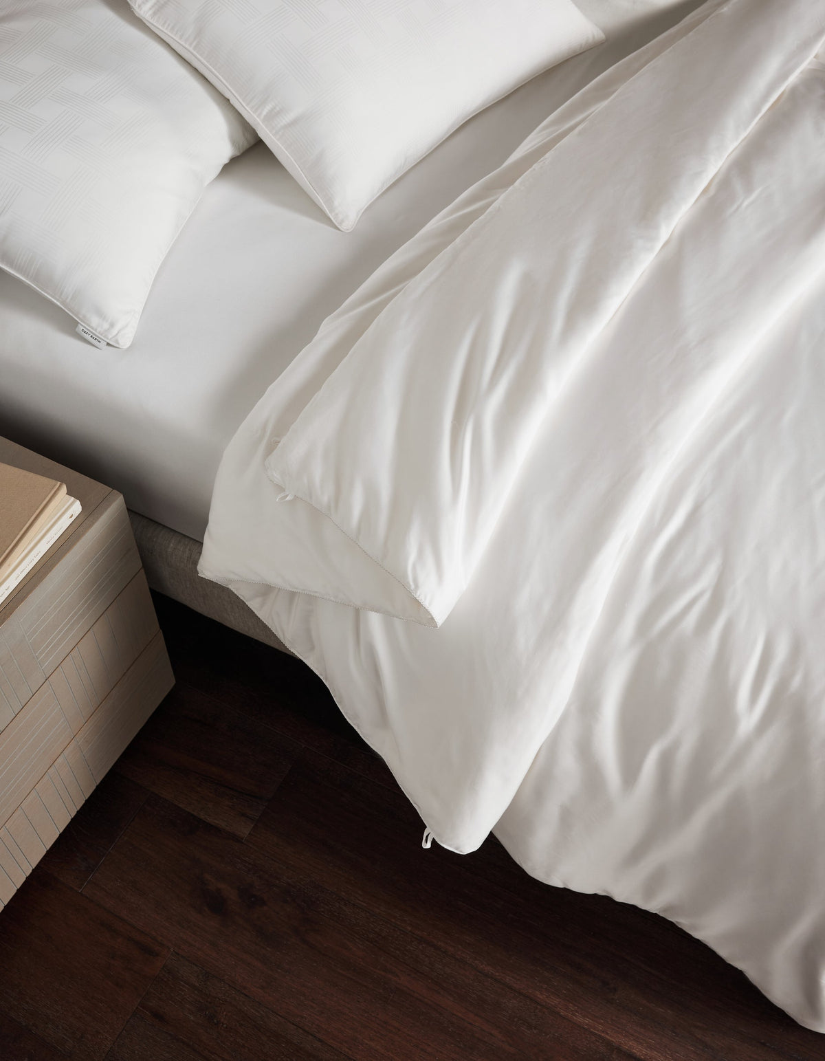 Silk comforter to be paired with Dove Grey, Charcoal, Creme, Driftwood, Flax, Light Grey, Oat, Pacific Blue, Shore, Walnut, Laurel, Peony, Classic Stripe in Pacific, Classic Stripe in Ebony, Classic Stripe in Laurel, Baja Stripe in Maple, Baja Stripe in Laurel, Mulberry, River, Classic Stripe in Dew, Lavender, Sonoma Floral in Vintage White, or White duvet cover.|Filling:Standard