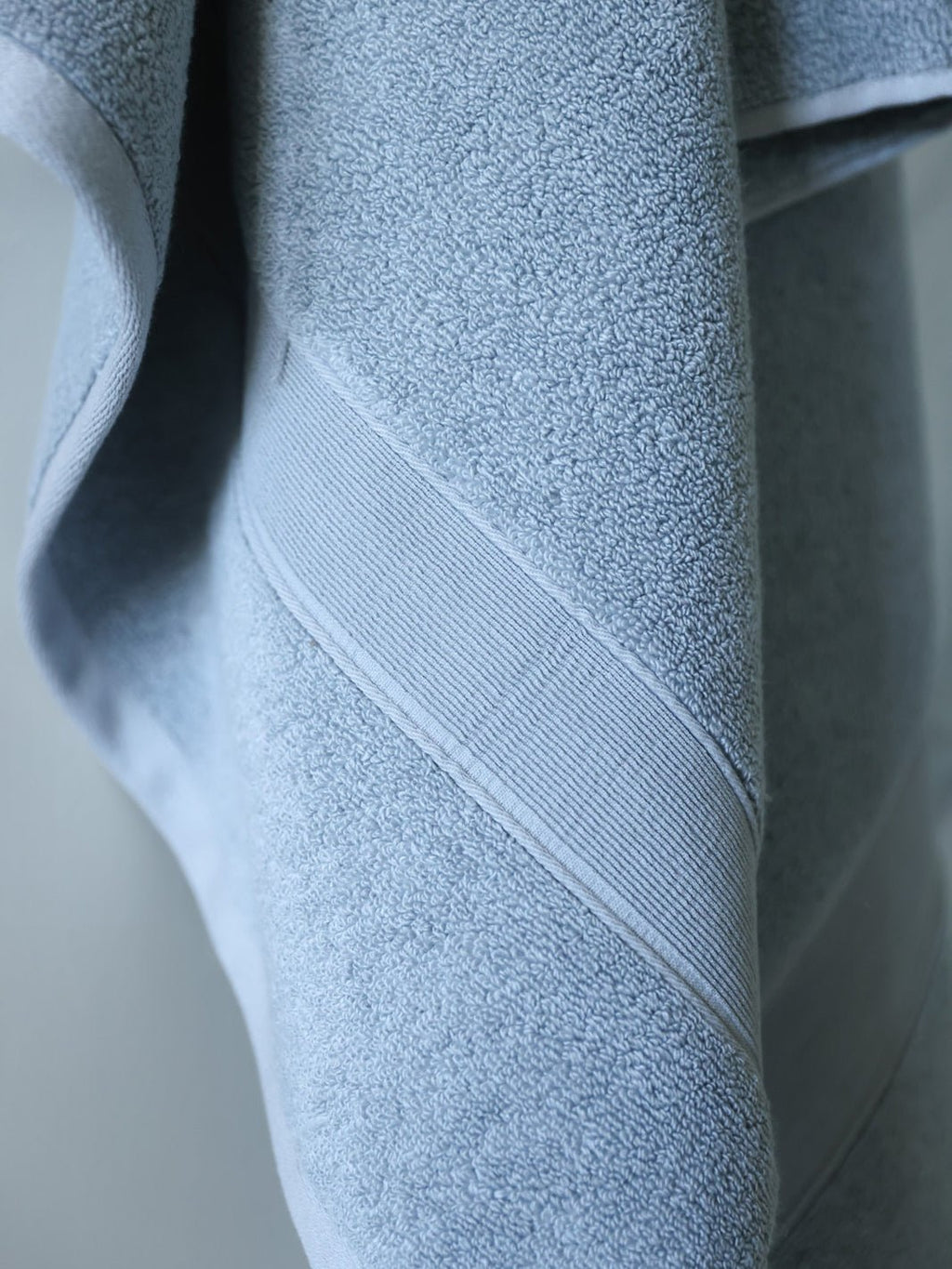 Close up of harbor mist luxe bath towel |Color:Harbor Mist